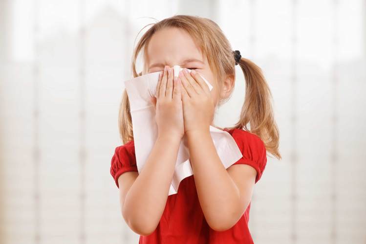 बच्चों को भाप (स्‍टीम) दिलाने का सही तरीका ताकि भागे सर्दी और जुकाम children steam vapor blocked nose cold and cough vaporub